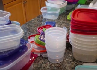 Doctors warn parents about eating food from plastic containers